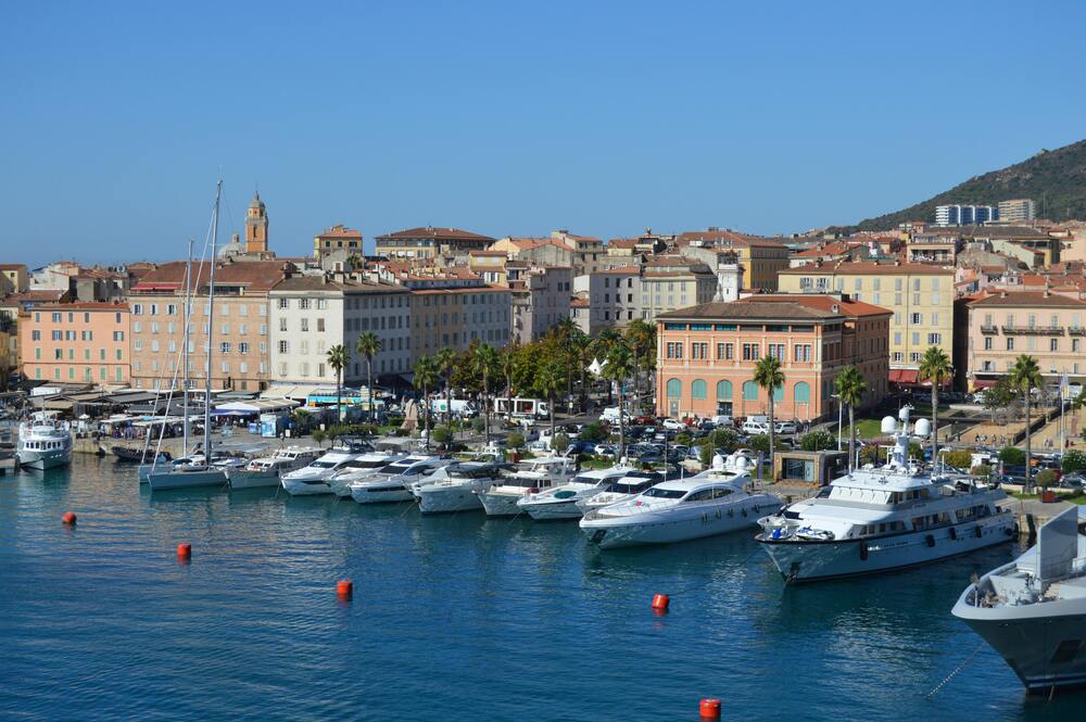 Découvrez Ajaccio : Guide pratique pour louer un bateau